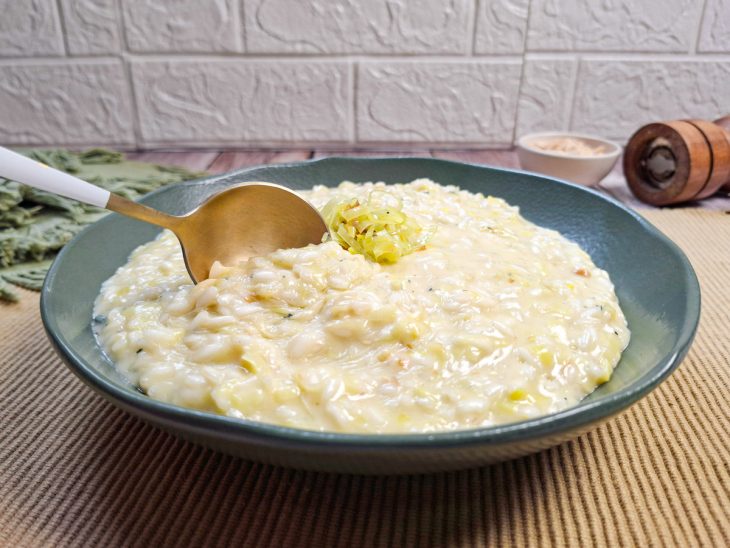 Risoto pronto, colher tirando uma porção.