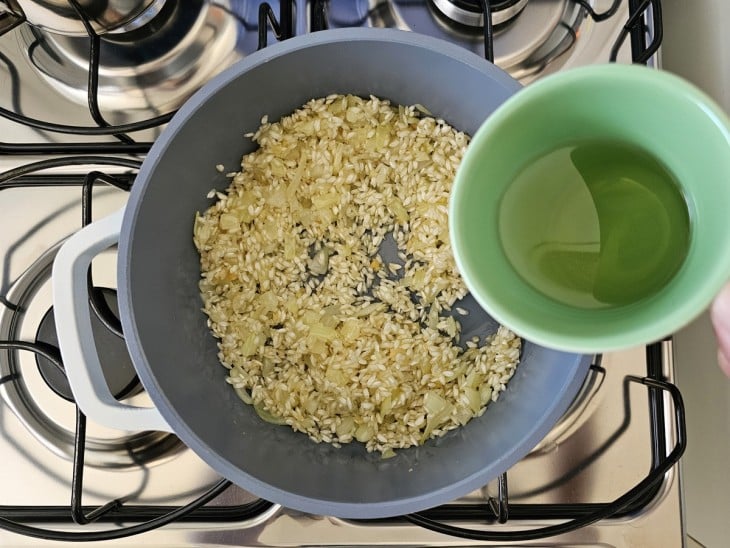 Uma panela com arroz e caldo de legumes.