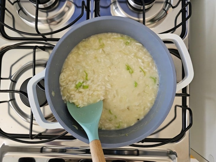 Uma panela com risotos quase pronto.