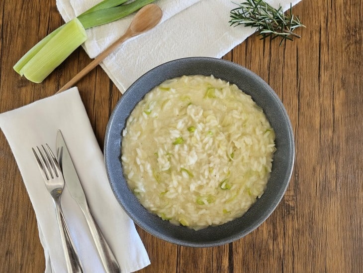 Um prato contendo risoto de alho-poró.