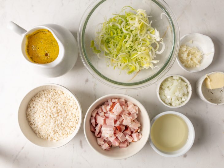 Ingredientes dispostos em uma superfície.