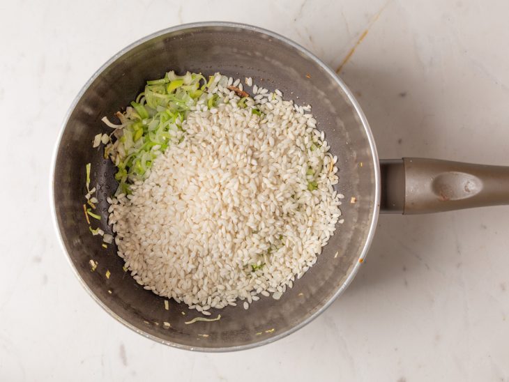 Arroz arbóreo na panela.