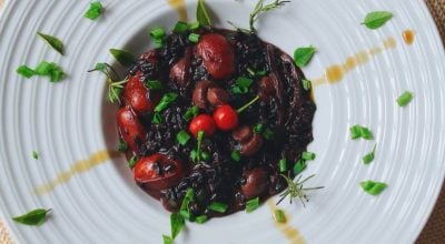 Risoto de arroz negro e cogumelos