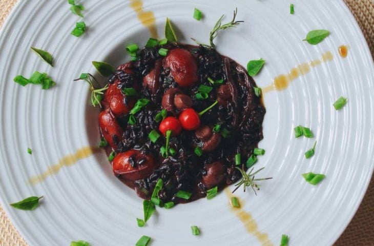 Risoto de arroz negro e cogumelos