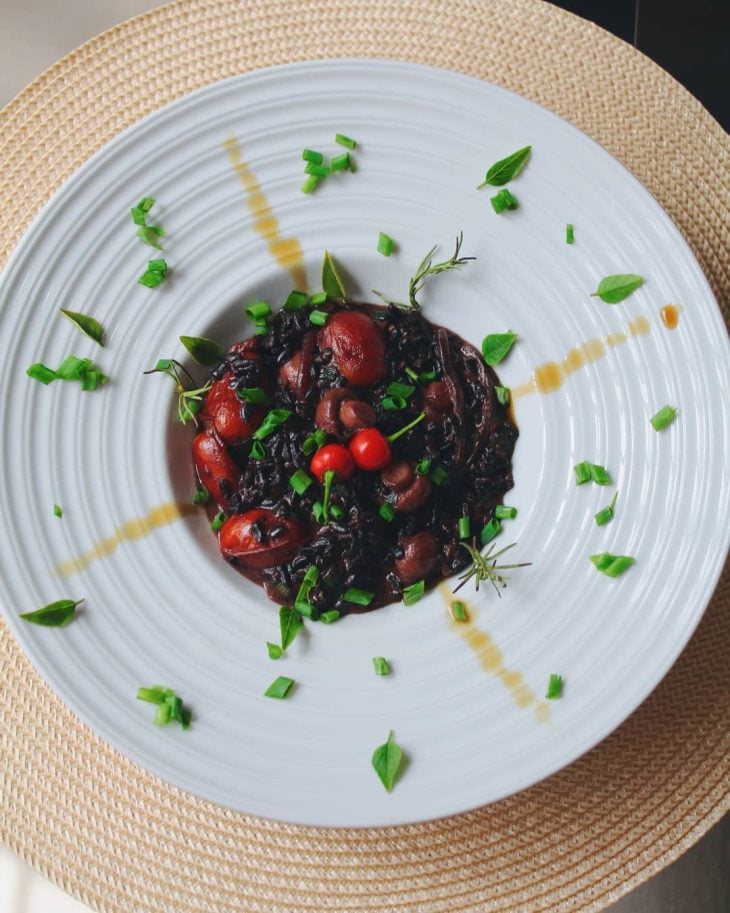 Risoto de arroz negro e cogumelos