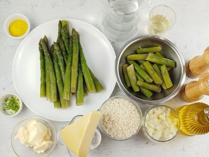 Ingredientes reunidos na bancada.