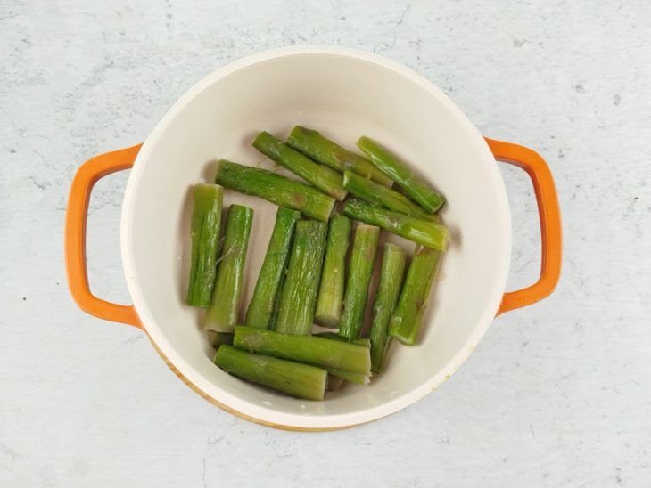 Aspargos na panela.