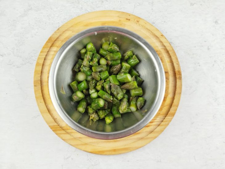 Aspargos picados em pedaços pequenos.