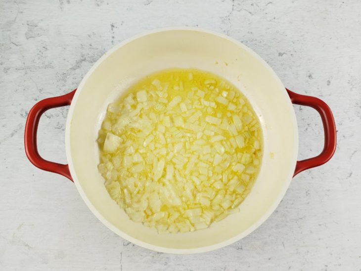 Numa panela, a chalota refogada.