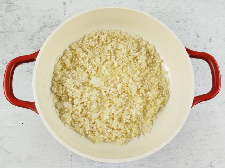 Arroz adicionado a panela com a chalota.