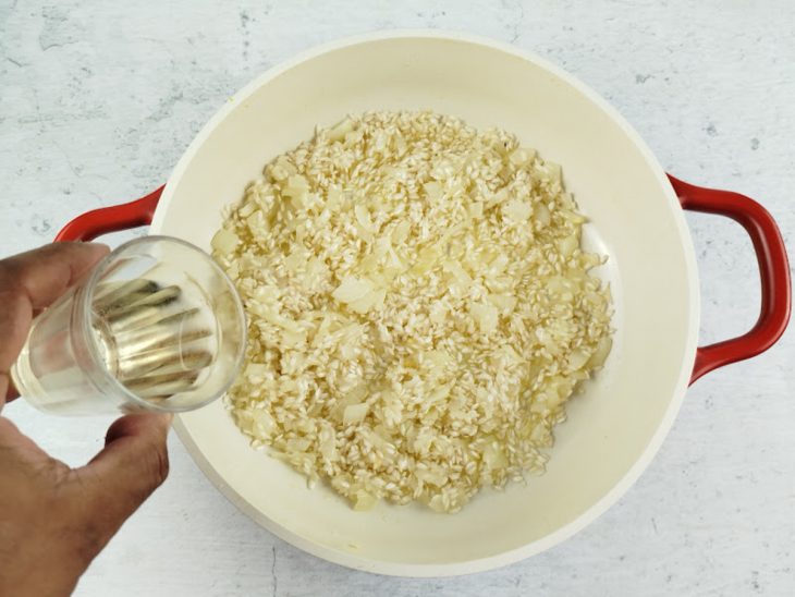 Vinho sendo adicionado a panela.