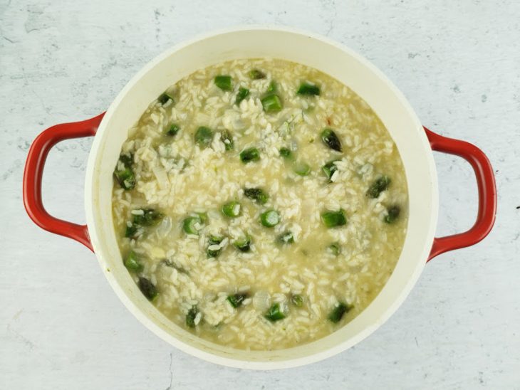 Aspargos e raspas de limão adicionadas na panela.