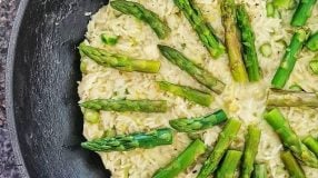 Risoto de aspargos com queijo brie e alho-poró