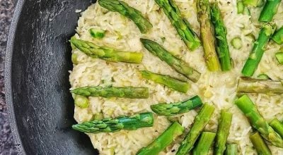 Risoto de aspargos com queijo brie e alho-poró