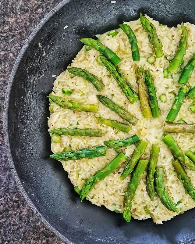 Risoto de aspargos com queijo brie e alho-poró