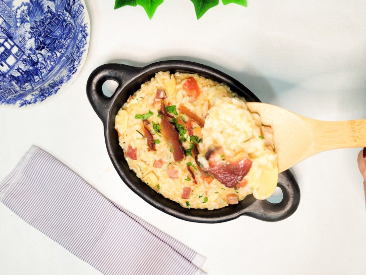 Um recipiente com risoto de bacon.