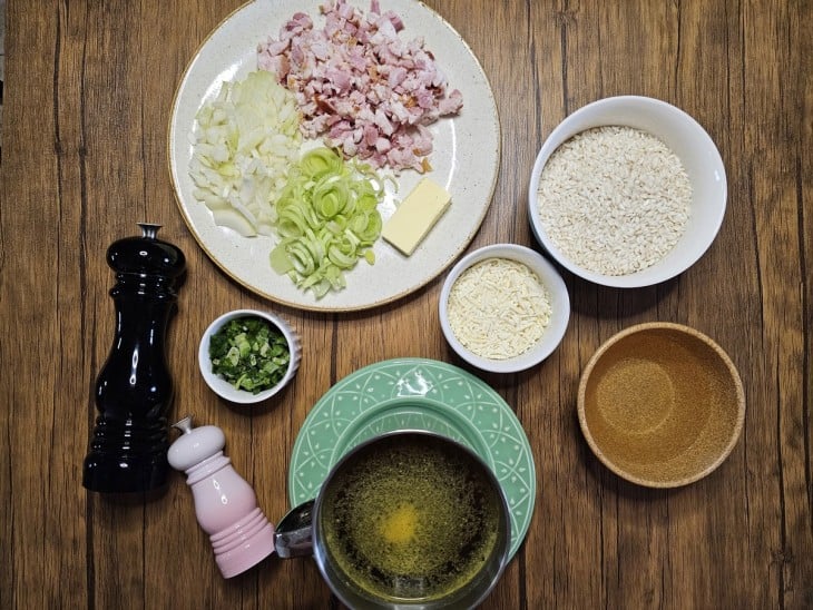 Ingredientes do risoto reunidos na bancada.
