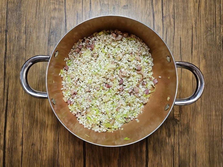 Arroz de risoto com outros ingredientes na panela.