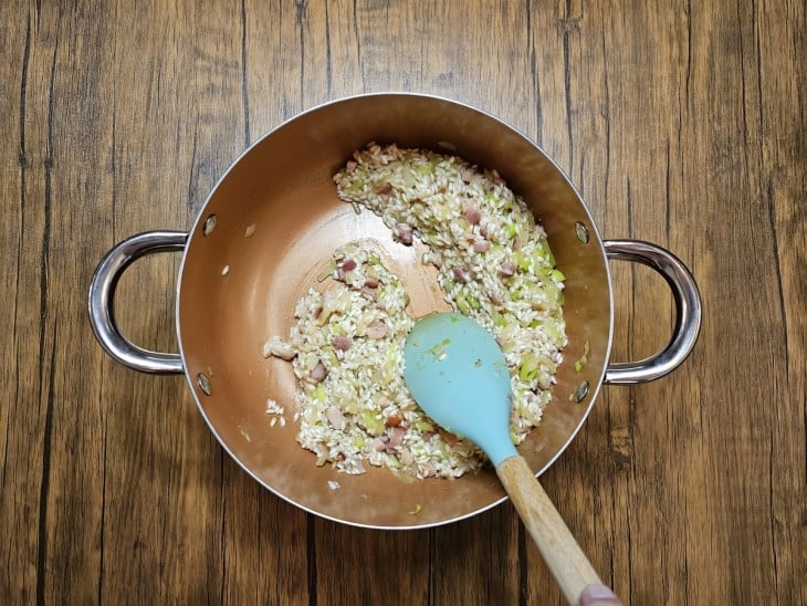 Panela com ingredientes do risoto.