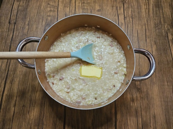 Manteiga adicionada ao risoto na panela.