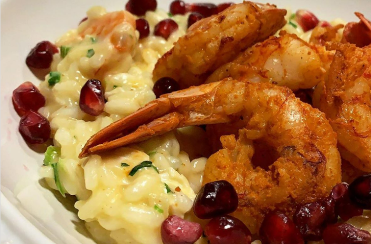 Risoto de brie com camarão e romã