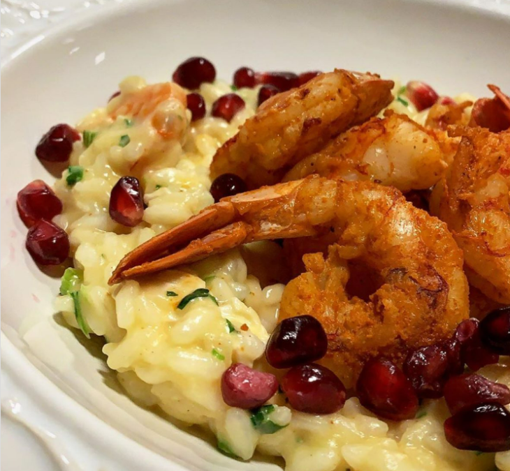 Risoto de brie com camarão e romã