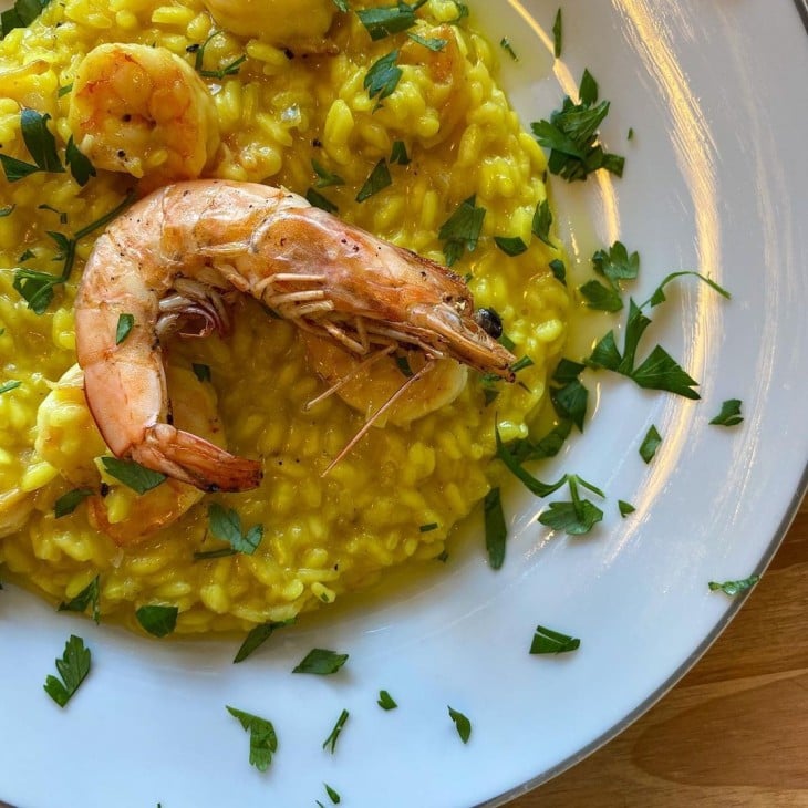 Risoto de camarão com acafrão