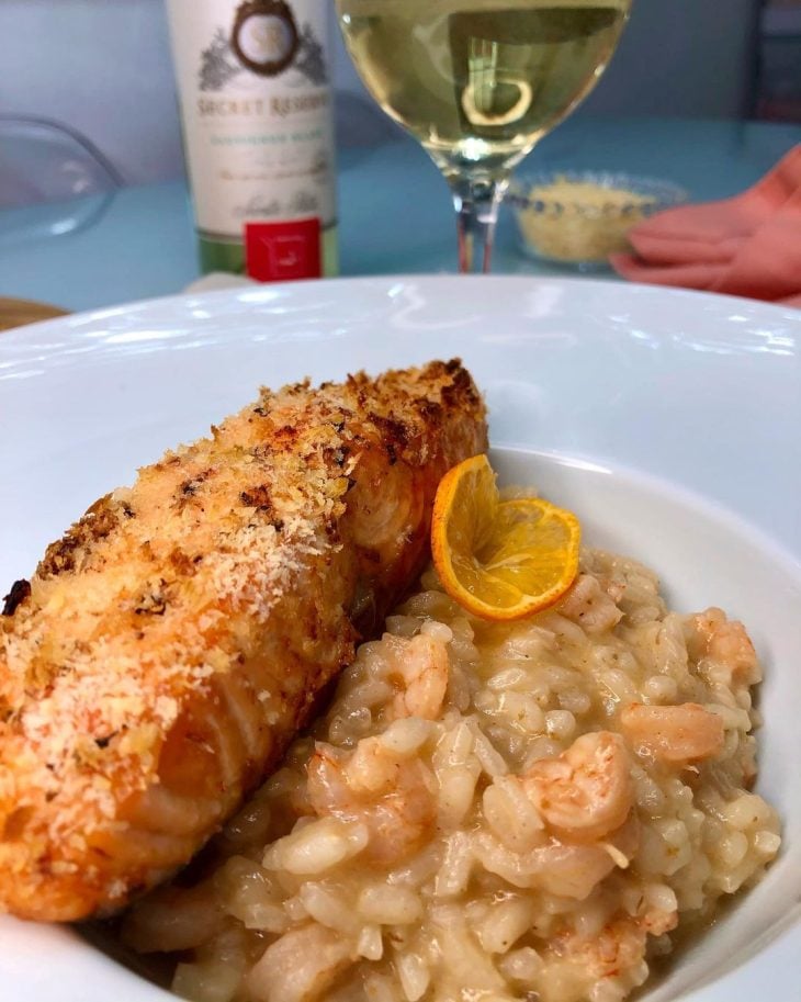 Risoto de camarão com salmão crocante