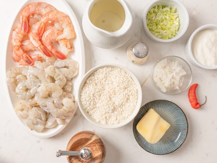 Ingredientes para a receita de risoto de camarão cremoso.