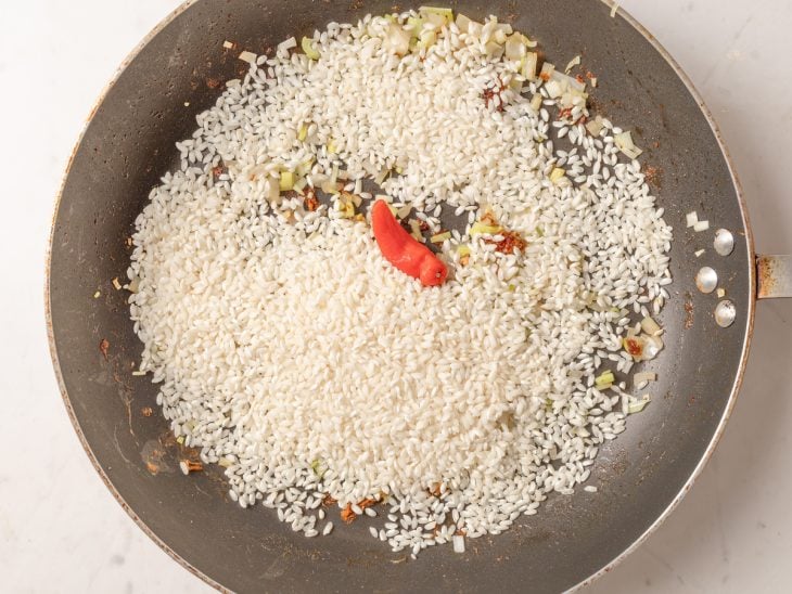 Arroz adicionado na frigideira.