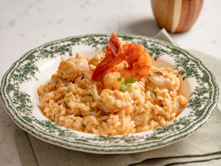 Risoto de camarão cremoso pronto para servir.