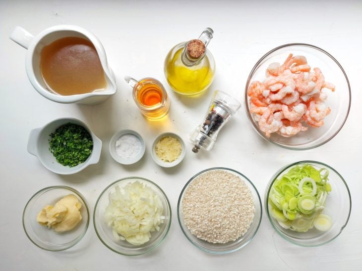 Ingredientes do risoto de camarão e alho-poró reunidos na bancada.