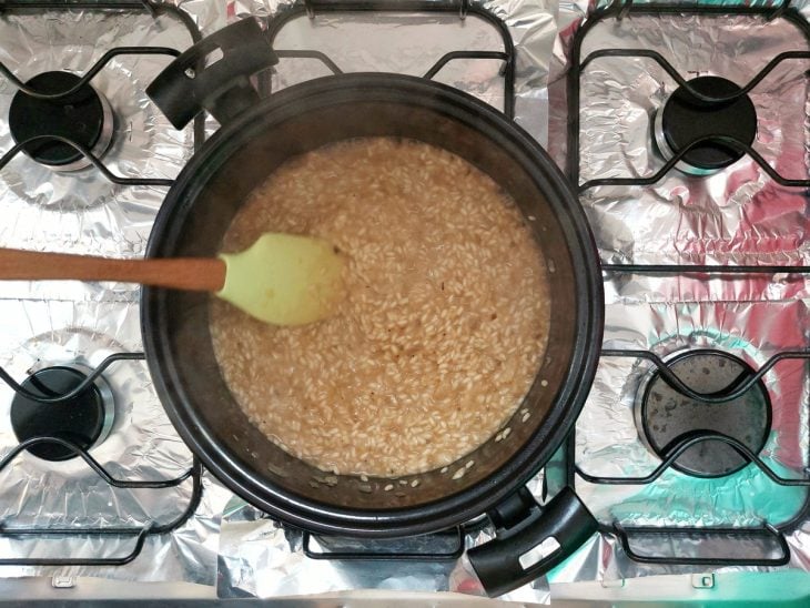 Panela com arroz e caldo de legumes.