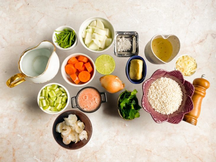 Ingredientes reunidos em uma bancada.