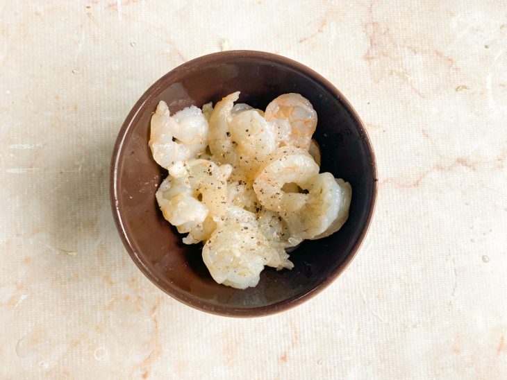Camarões temperados com sal, pimenta-do-reino e caldo de limão.
