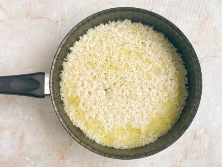 Arroz refogado na panela.