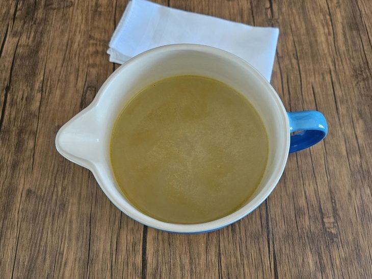 jarra com caldo coado dos ingredientes que estavam sendo cozidos