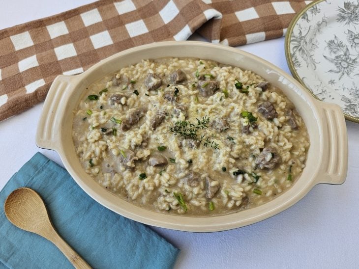 risoto pronto servido em uma tigela decorado com salsinha.