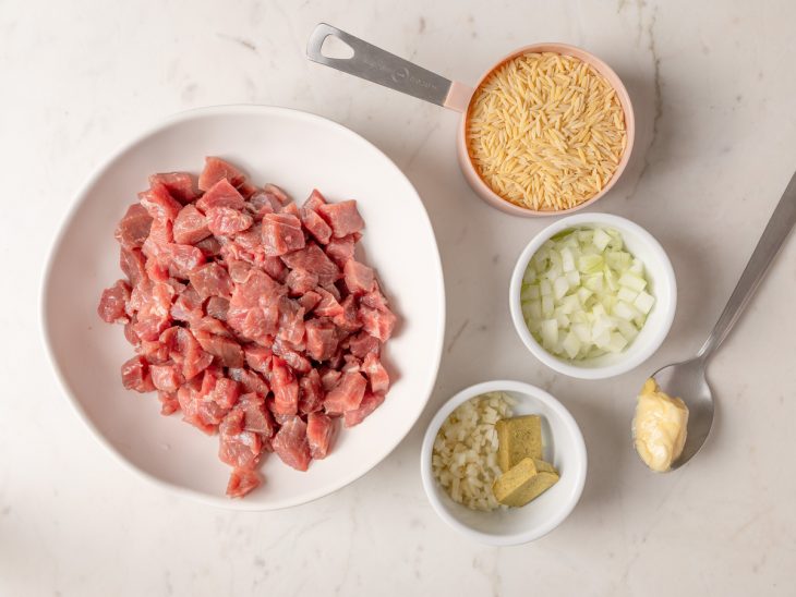 Ingredientes reunidos e uma bancada.