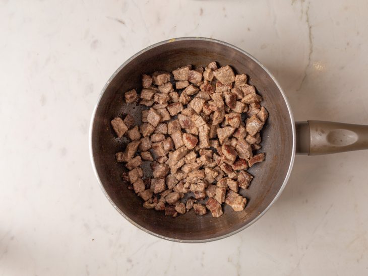 Carne selada na panela com azeite e manteiga.