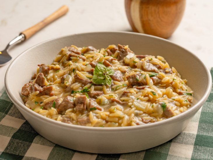 Risoto de carne com queijo pronto para consumo.