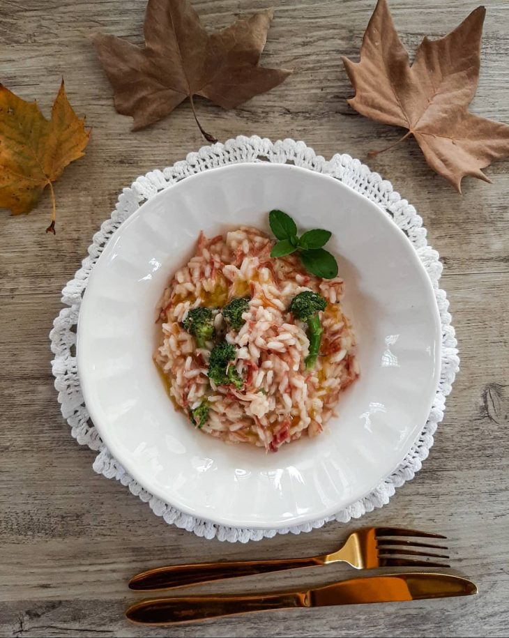 Risoto de carne-seca e brócolis