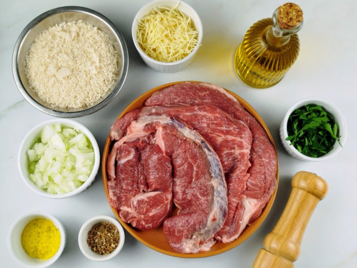 ingredientes para preparo de risoto separados e organizados.