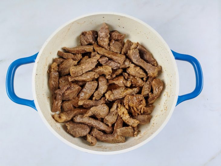 carne bovina em tiras refogada.