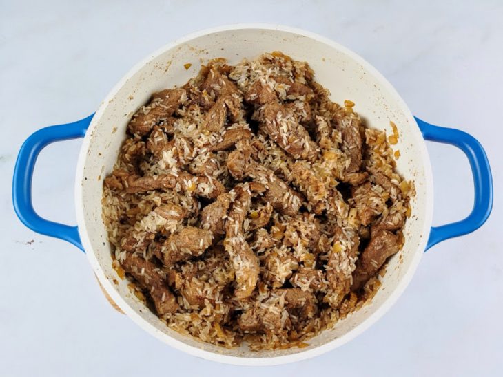 arroz adicionado a carne refogada.