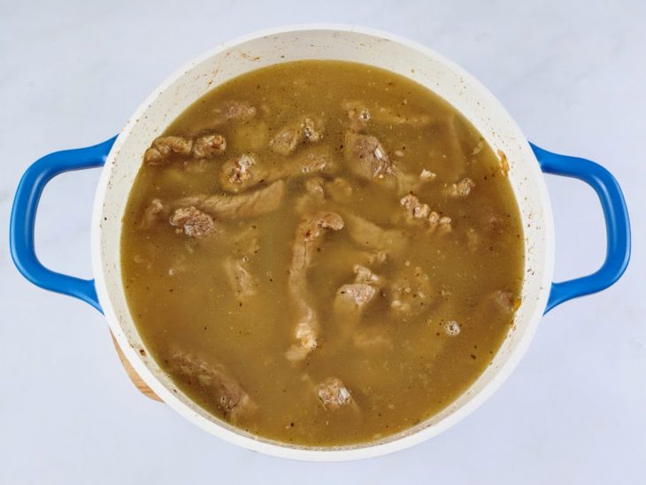 água adicionada a carne refogada.