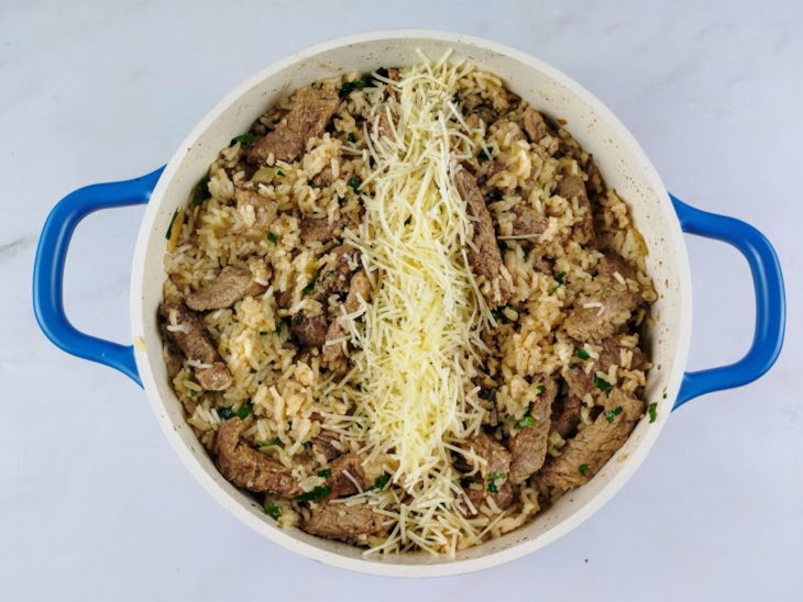 queijo parmesão adicionado ao risoto de carne simples.
