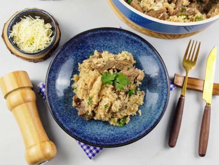risoto de carne simples finalizado e servido.