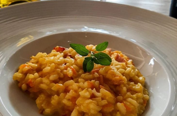 Risoto de cenoura, abobrinha e calabresa