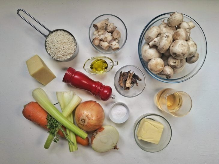 Ingredientes para o Risoto reunidos em uma bancada. Arroz arbóreo Caldo Bom como ingrediente principal.